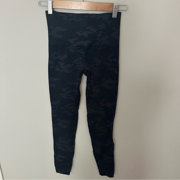 Spanx Look At Me Now Seamless High Waisted Leggings in Black Camo Size Small - Picture 5 of 6